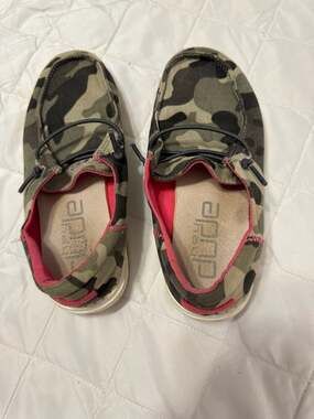 Hey Dude Wendy Youth Funk Camo Pink Slip-On Shoes Size Y1-2